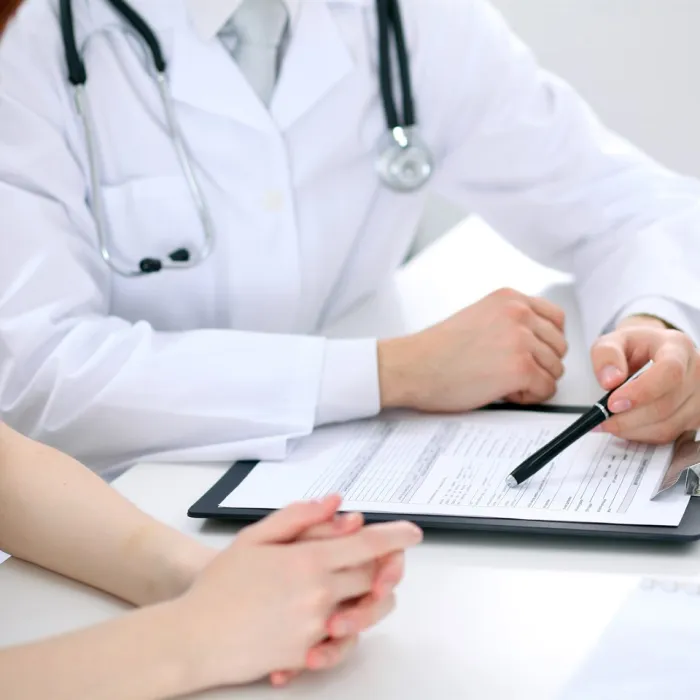 Врач консультирует пациента о лечении